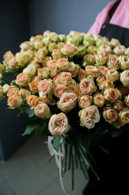 Светлый микс кустовых роз 35 шт.
