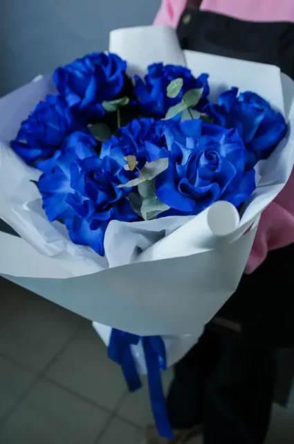 Ажурные синие розы с эвкалиптом - 7 шт.