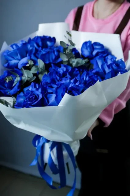 Ажурные синие розы с эвкалиптом 15 шт.